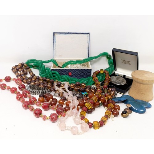 839 - A vintage green bead necklace, assorted bead necklaces and other jewellery