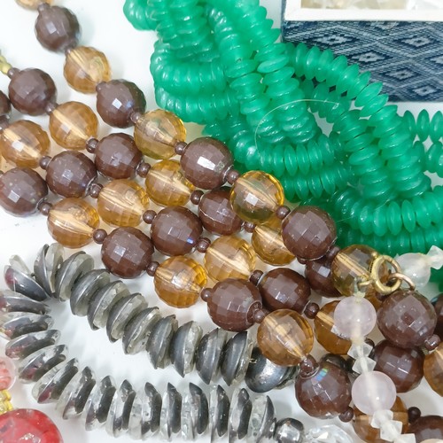 839 - A vintage green bead necklace, assorted bead necklaces and other jewellery