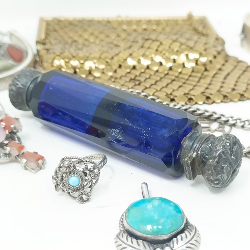 837 - A blue glass double ended scent bottle, with silver mounts, and assorted costume jewellery