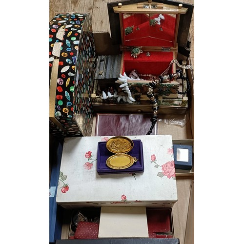 811 - Assorted costume jewellery (box)