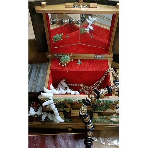 811 - Assorted costume jewellery (box)