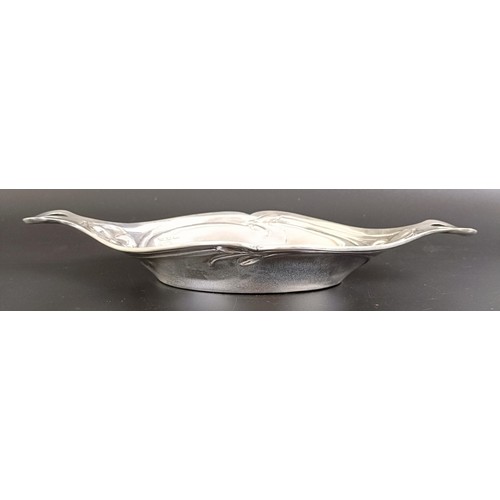 285 - An Edward VII Art Nouveau silver dish, London 1902, 4.7 ozt, 24 cm wide