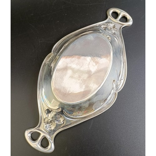 285 - An Edward VII Art Nouveau silver dish, London 1902, 4.7 ozt, 24 cm wide