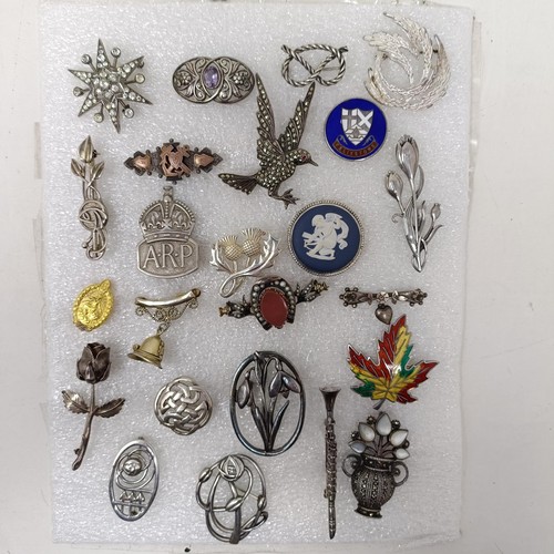 818 - Assorted silver and silver coloured metal brooches