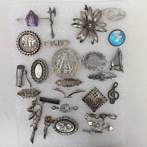 818 - Assorted silver and silver coloured metal brooches