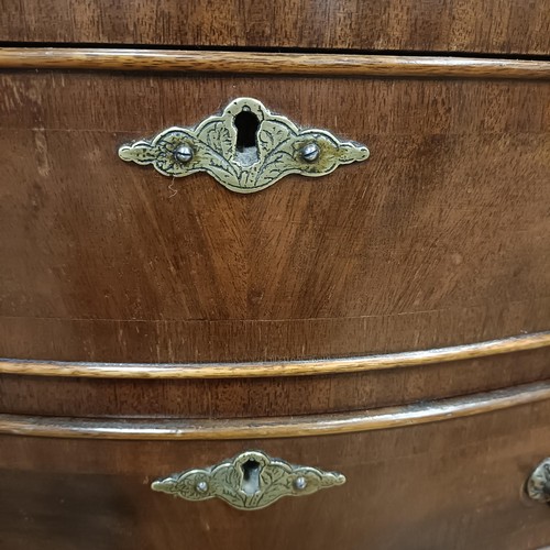 1220 - A pair of mahogany serpentine chests, having a brushing slide above four long drawers, 70 cm wide (2... 