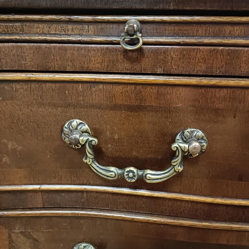 1220 - A pair of mahogany serpentine chests, having a brushing slide above four long drawers, 70 cm wide (2... 