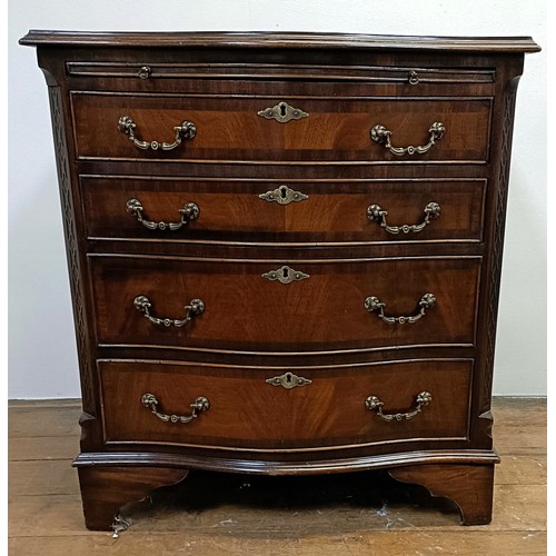 1220 - A pair of mahogany serpentine chests, having a brushing slide above four long drawers, 70 cm wide (2... 