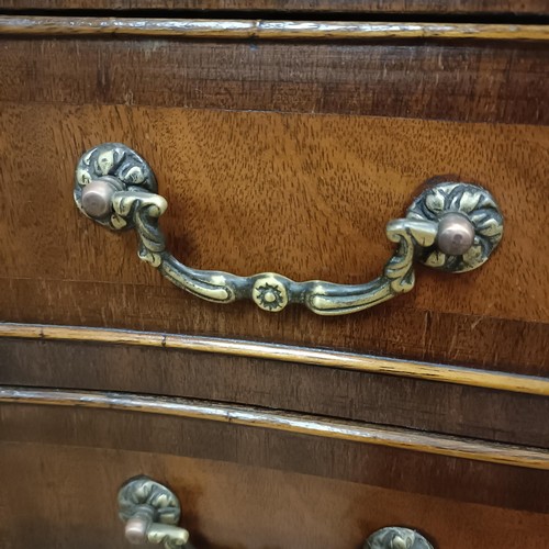 1220 - A pair of mahogany serpentine chests, having a brushing slide above four long drawers, 70 cm wide (2... 