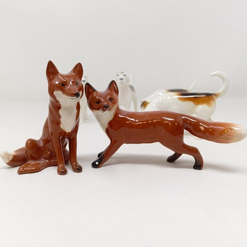 1014 - Four Beswick Foxhounds, 942 x 2, 943 and 2265, and two foxes, 1440 and 1748, all gloss (6)