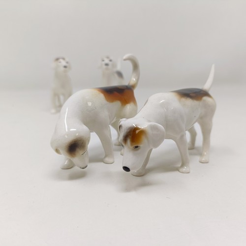 1014 - Four Beswick Foxhounds, 942 x 2, 943 and 2265, and two foxes, 1440 and 1748, all gloss (6)