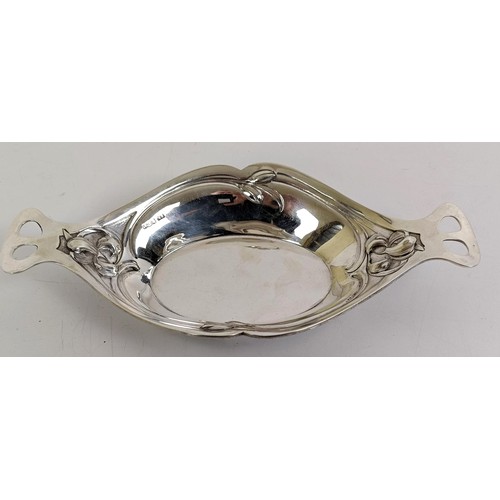 285 - An Edward VII Art Nouveau silver dish, London 1902, 4.7 ozt, 24 cm wide