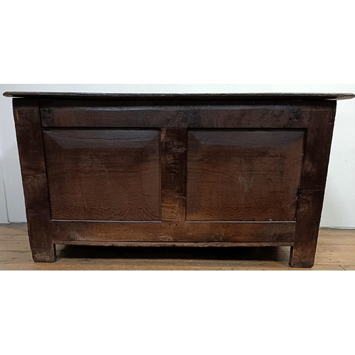 1305 - An oak coffer, 137 cm wide