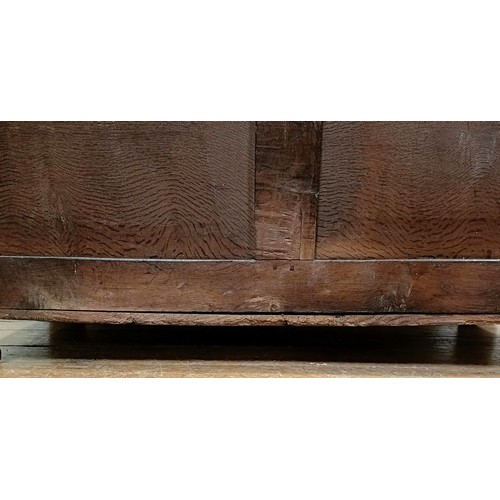 1305 - An oak coffer, 137 cm wide