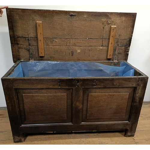 1305 - An oak coffer, 137 cm wide