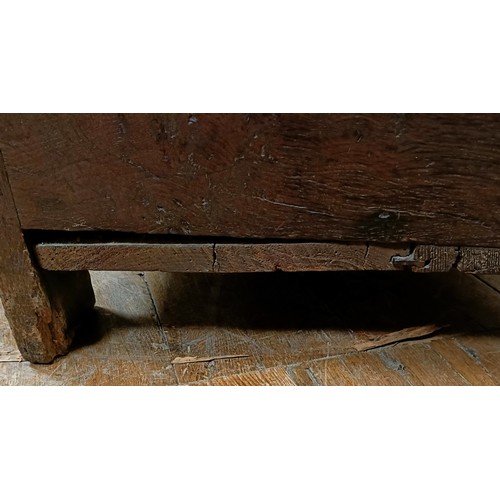 1305 - An oak coffer, 137 cm wide