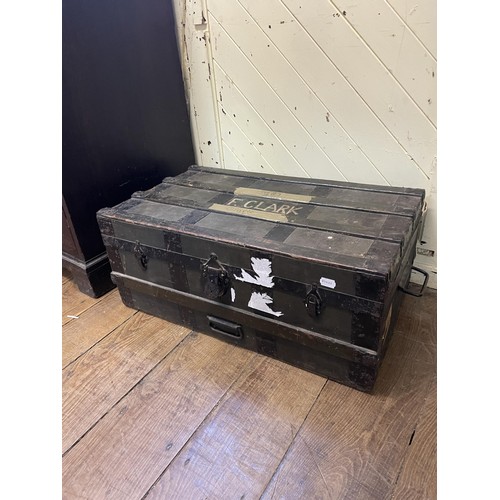 1210 - A vintage stage light, and two metal trunks (3)