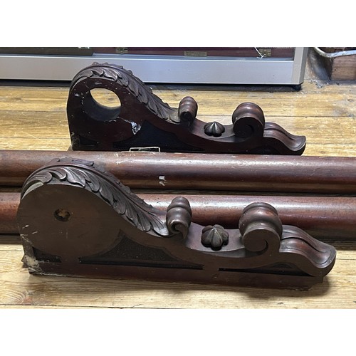 1201 - A pair of mahogany country house curtain poles, with rings, 248 cm wide (qty)