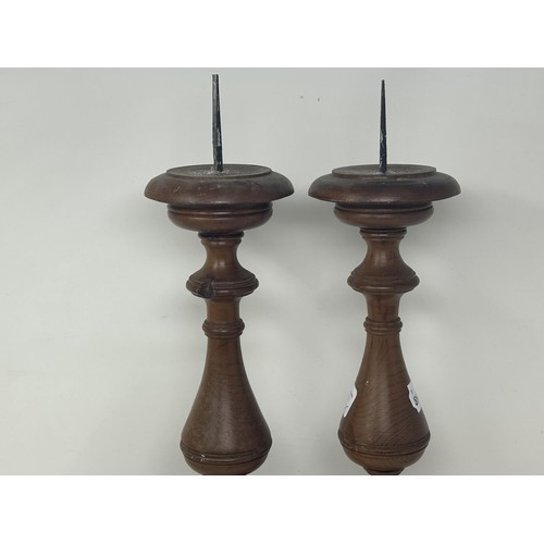 1102 - A pair of turned wooden candlesticks, 48 cm high (2)