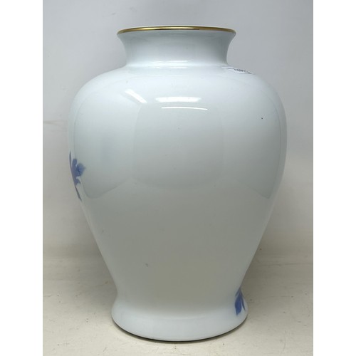 1092 - A Japanese vase, decorated flowers, 35 cm high