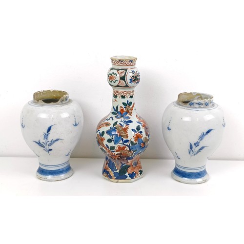 1085 - A pair of blue and white Delft vases, 16 cm high, and another, 23 cm high (3)