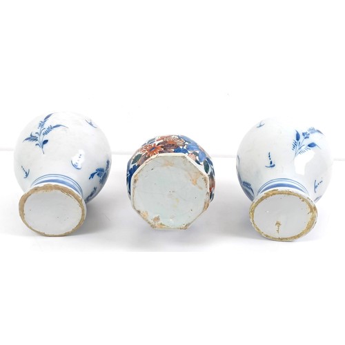 1085 - A pair of blue and white Delft vases, 16 cm high, and another, 23 cm high (3)