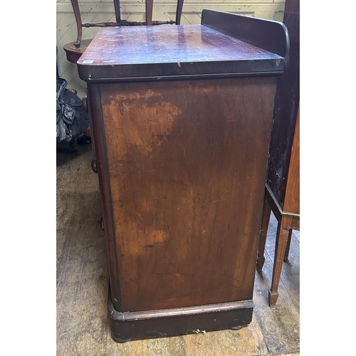 1199 - A mahogany chest, having two short and three long drawers, 106 cm wide