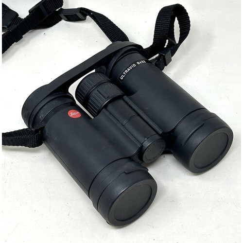 870 - A pair of Leica Ultavivid 8x32 binoculars