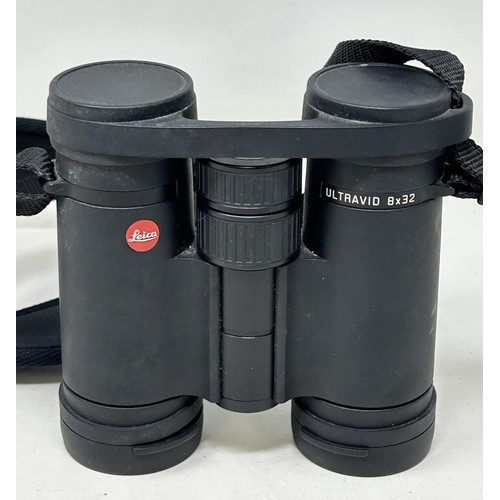 870 - A pair of Leica Ultavivid 8x32 binoculars