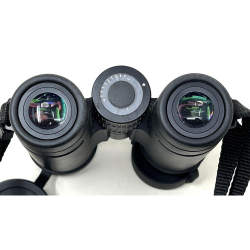 870 - A pair of Leica Ultavivid 8x32 binoculars