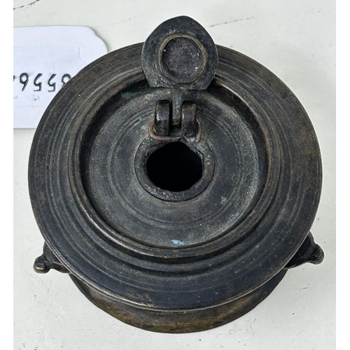 1019 - After the antique: a bronze inkwell, 8 cm diameter