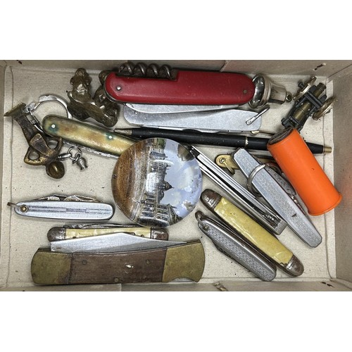 1031 - A manicure set boxed, 31 cm wide, and assorted knives (qty)