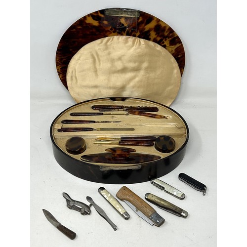 1031 - A manicure set boxed, 31 cm wide, and assorted knives (qty)
