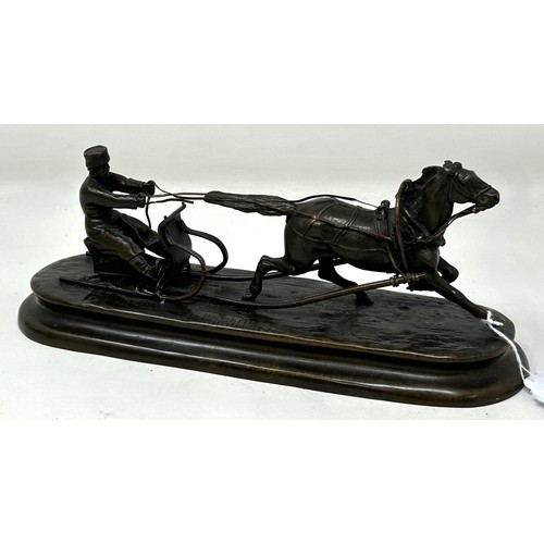 1039 - A bronze group of a Russian in a sleigh, being pulled by a horse, 23 cm wide