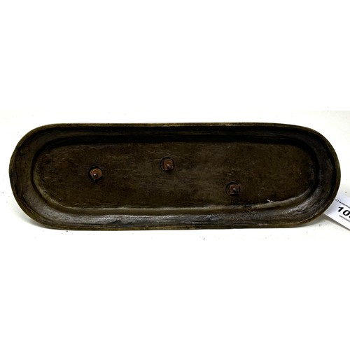1039 - A bronze group of a Russian in a sleigh, being pulled by a horse, 23 cm wide