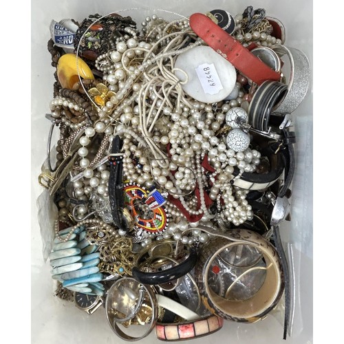 1102 - Assorted costume jewellery (box)