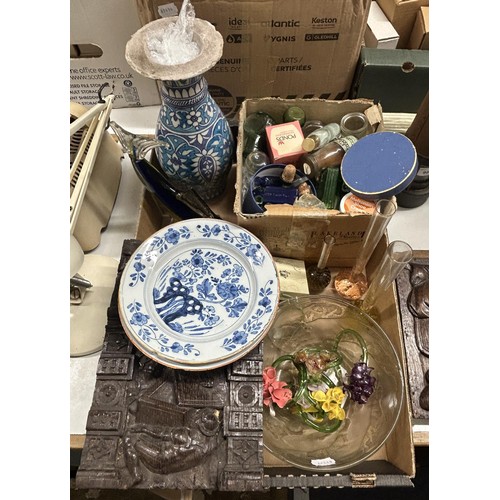 982 - An Iznik style vase, a Lalique style bowl and other assorted items (box)
