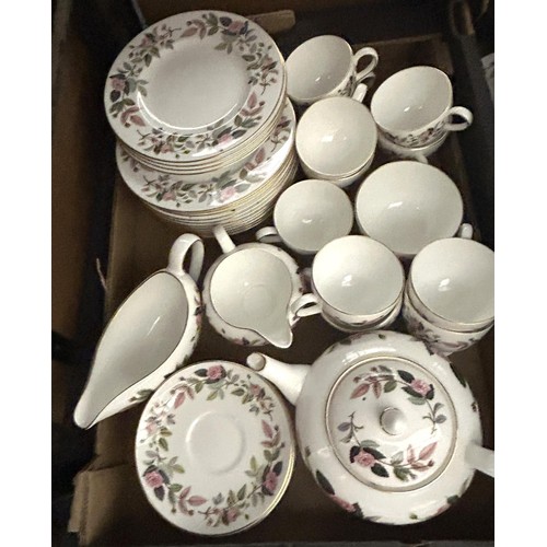 1000 - A Wedgwood Hathaway Rose pattern part dinner service and assorted plates (2 boxes)