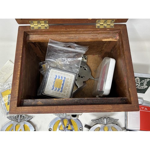 1036 - An AA car badge and other items, in a mahogany box