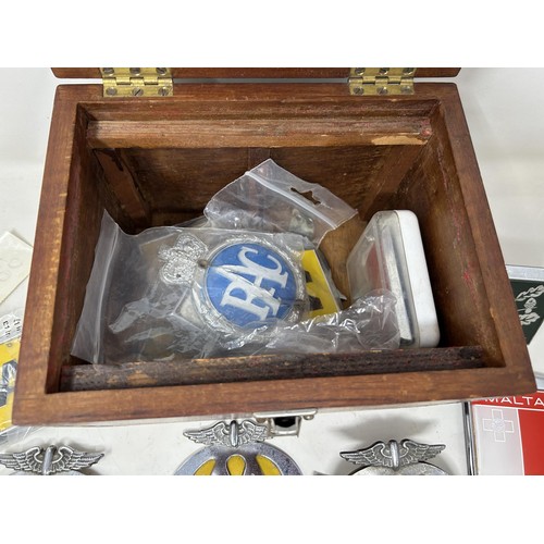 1036 - An AA car badge and other items, in a mahogany box