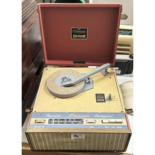 981 - An anglepoise lamp, and assorted vintage items (qty)
