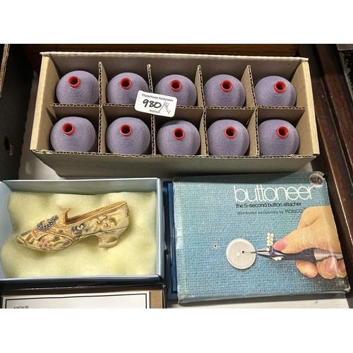980 - A vintage The Fox hairpin box, assorted buckles, other sewing items and a sewing machine (qty)