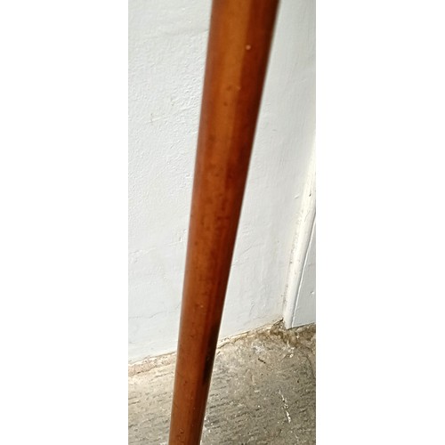 1112 - A late 19th/early 20th century walking stick, with engraved brass and ivory, 93 cmIvory Exemption Re... 