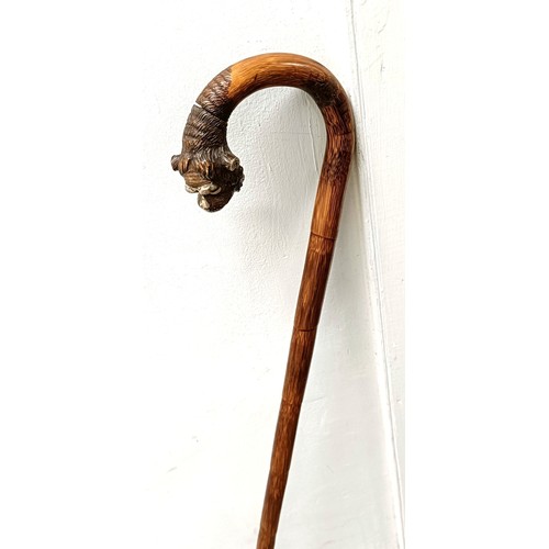 1119 - A late 19th/early 20th century walking stick, with a carved handle, in the form of a monkey, with si... 