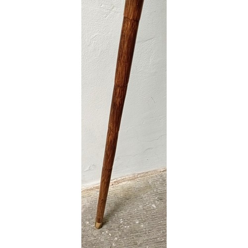 1119 - A late 19th/early 20th century walking stick, with a carved handle, in the form of a monkey, with si... 