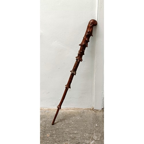 1124 - A treen walking stick, probably holly, 87 cm Provenance: Part of a single owner collection of walkin... 