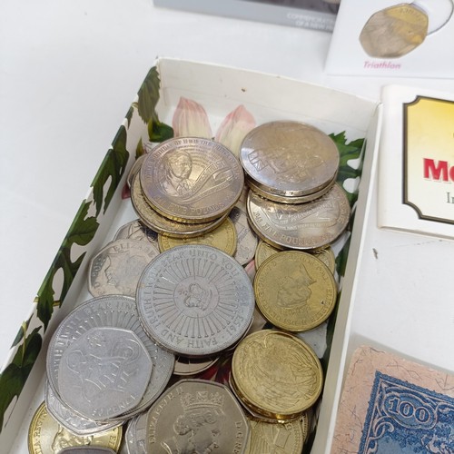 269 - Assorted modern commemorative coins, and a small group of banknotes