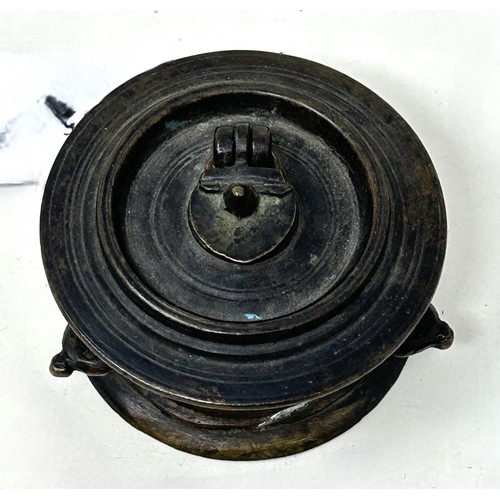 841 - After the antique: a bronze inkwell, 8 cm diameter
