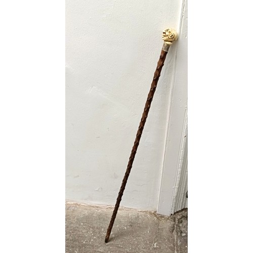 764 - A novelty walking stick, with a molded handle, in the form of a laughing man, with a silver collar, ... 