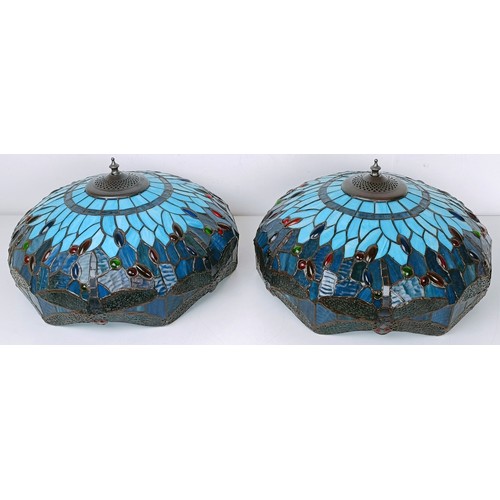 870 - A pair of Tiffany style shades, 40 cm diameter